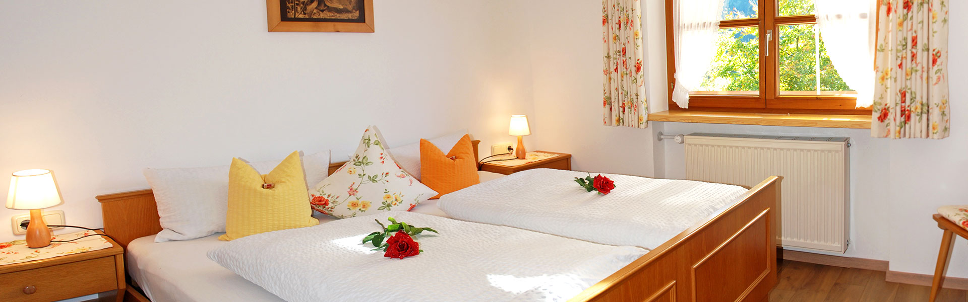 Gemütliches Doppelbett im Schlafzimmer der Ferienwohnung Fellhorn im Haus Narzisse.