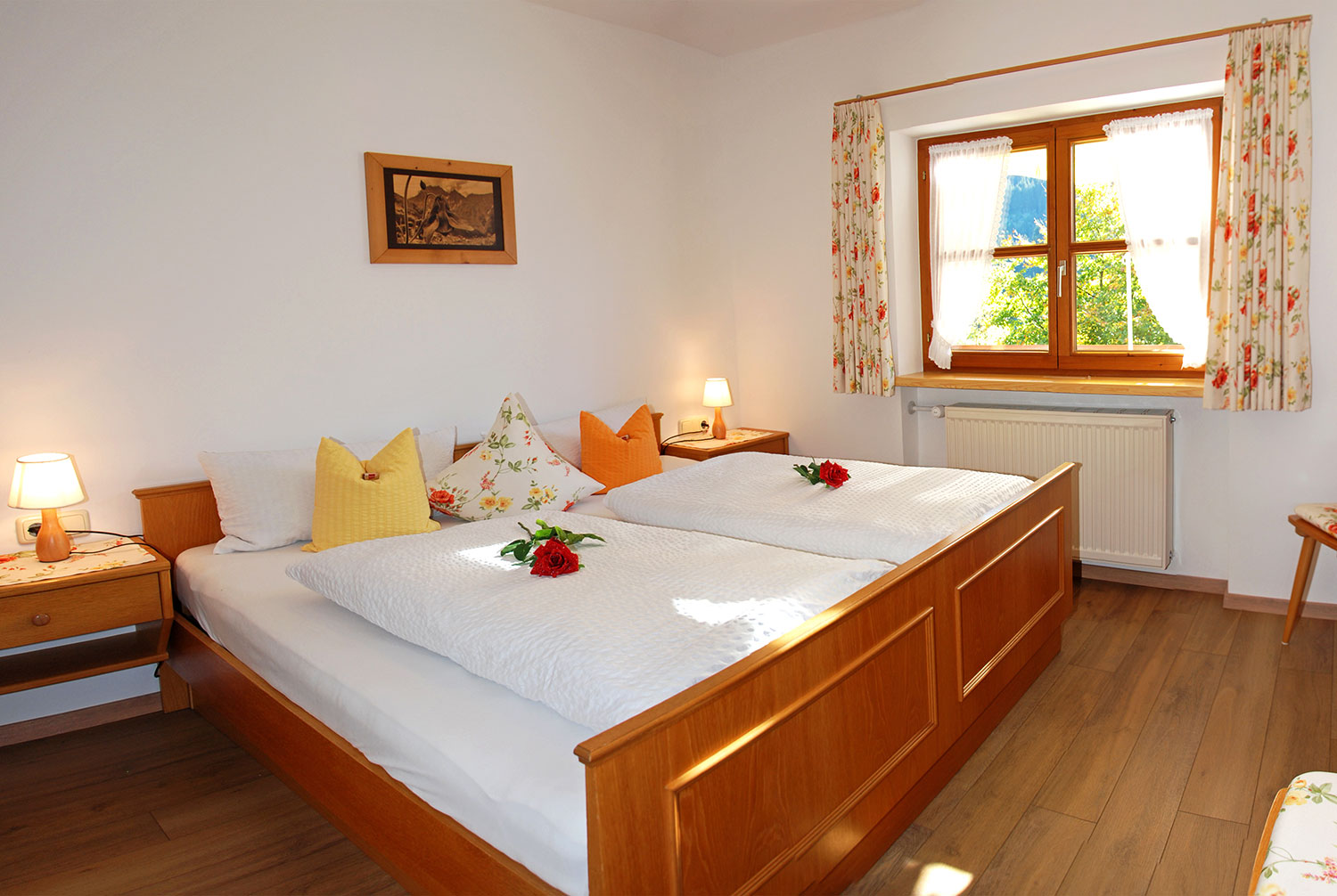 Helles Schlafzimmer mit Doppelbett in der Ferienwohnung Fellhorn - Haus Narzisse