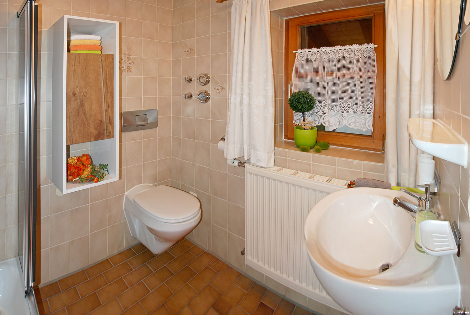 Badezimmer mit Dusche und WC in der Ferienwohnung Fellhorn - Haus Narzisse