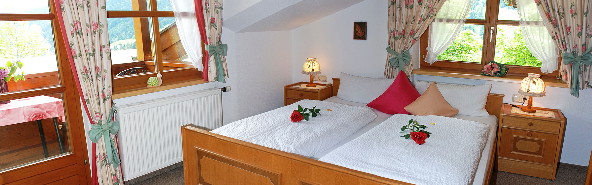 Doppelbett mit Balkonzugang - Ferienwohnung Nebelhorn Kleinwalsertal