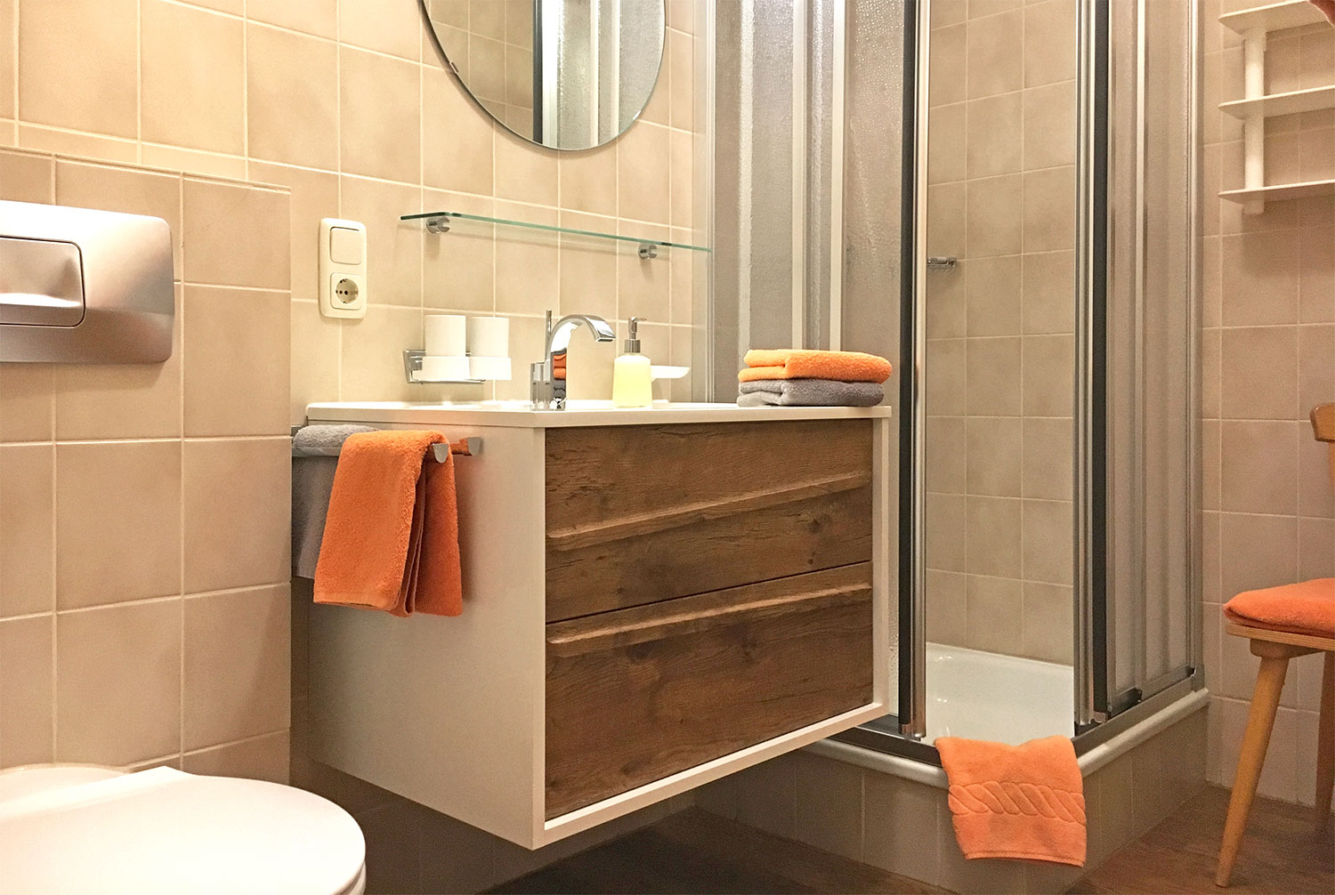 Badezimmer mit Dusche und WC - Ferienwohnung Nebelhorn Haus Narzisse