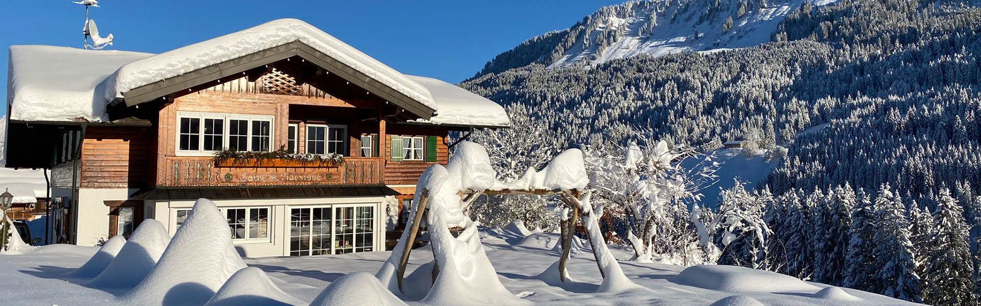 Haus Narzisse und Straußberghof im Winter - Ferienwohnungen Kleinwalsertal - Ruhige Lage