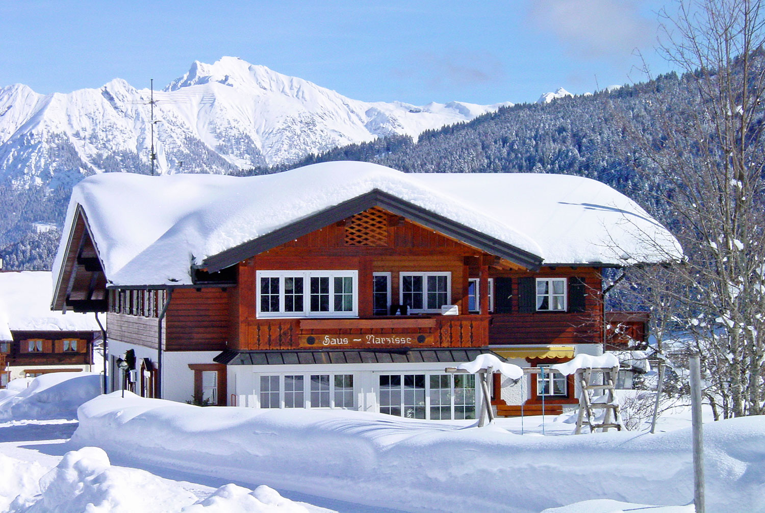 Das Haus Narzisse verschneit im Winter - Ferienwohnungen Kleinwalsertal