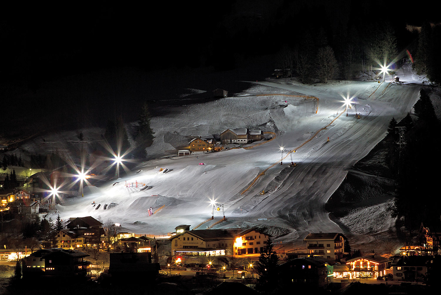 Crystal Ground bei Nacht - Skifahren im Kleinwalsertal